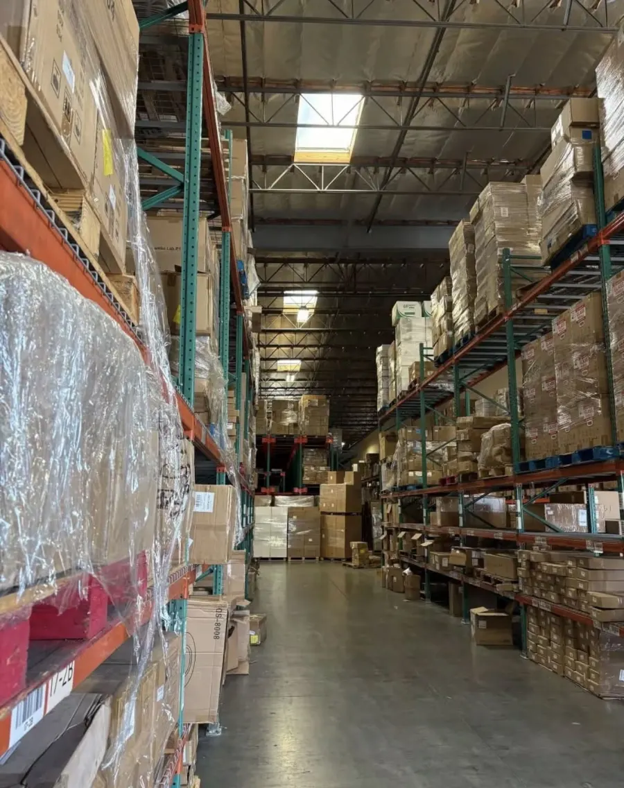 前晋印尼海外仓库内通道与货架